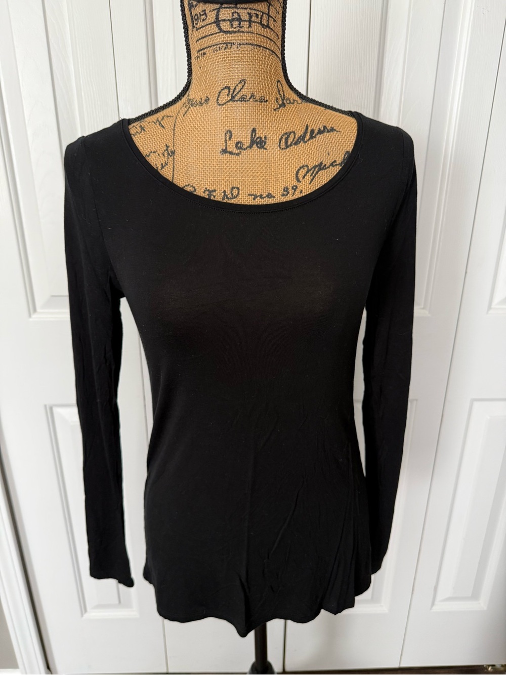 WHBM Black Long-Sleeve Women’s Scoop Neck Top